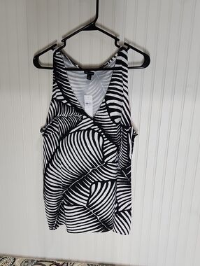 Ann Taylor Black & White Graphic Print Sleeveless Tank